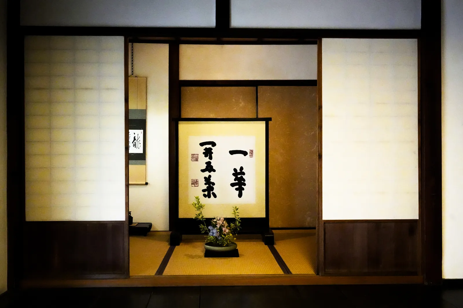 Tokonoma alcove with a hanging scroll and flowers