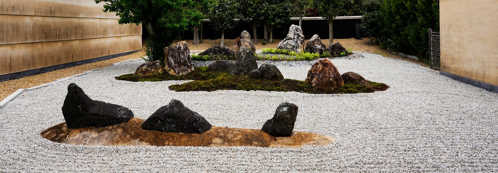 The dry-landscape garden of Ikka-in