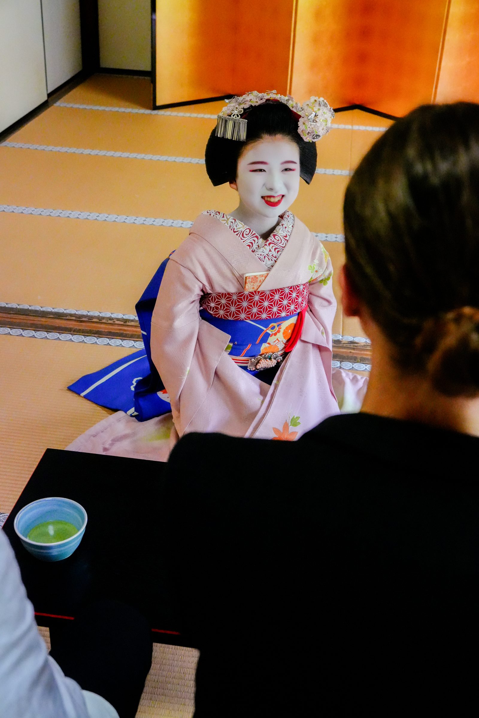 A guest in unhurried conversation with a maiko