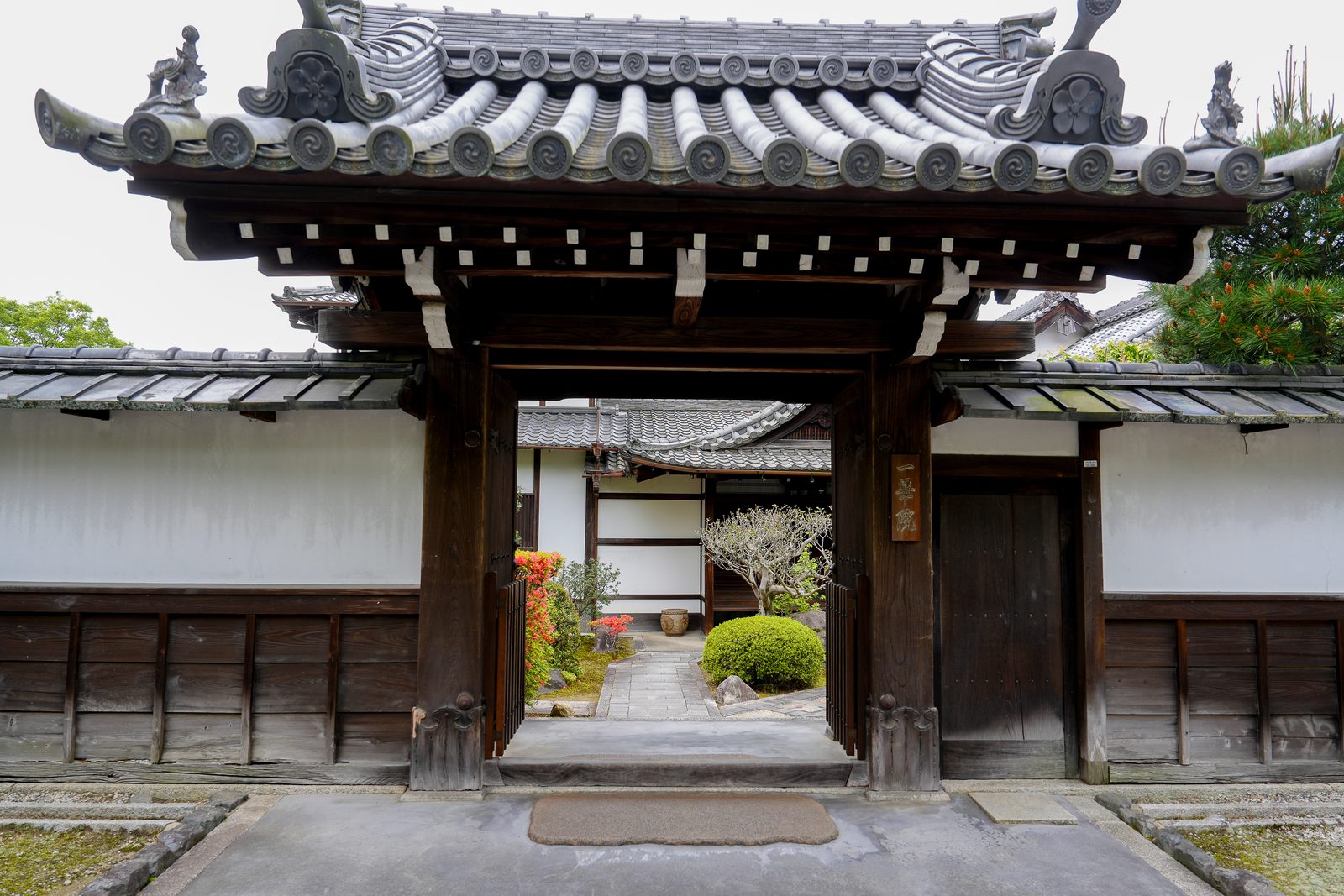 The gate of a normally-closed Kyoto temple
