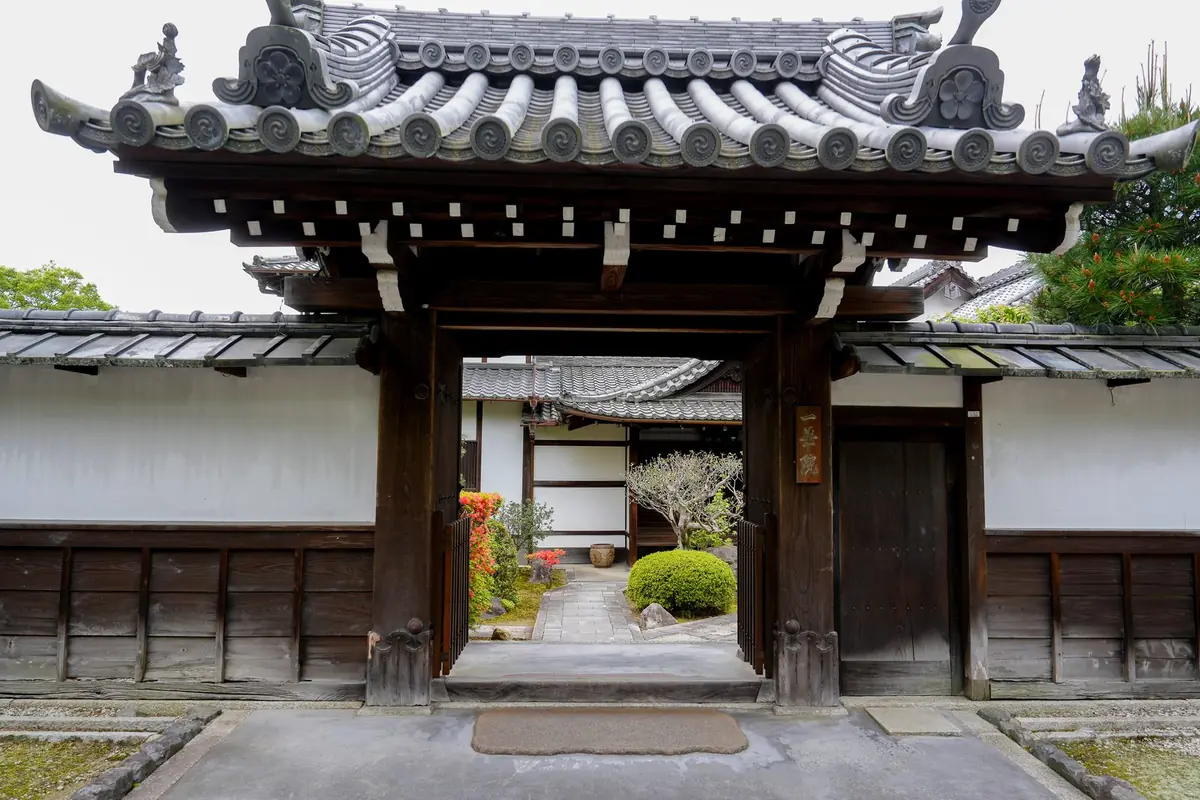 The gate of a normally-closed Kyoto temple